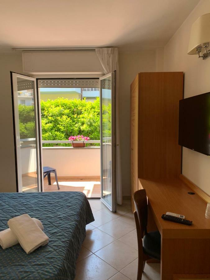 Hotel Mare Azzurro Terracina Exterior foto