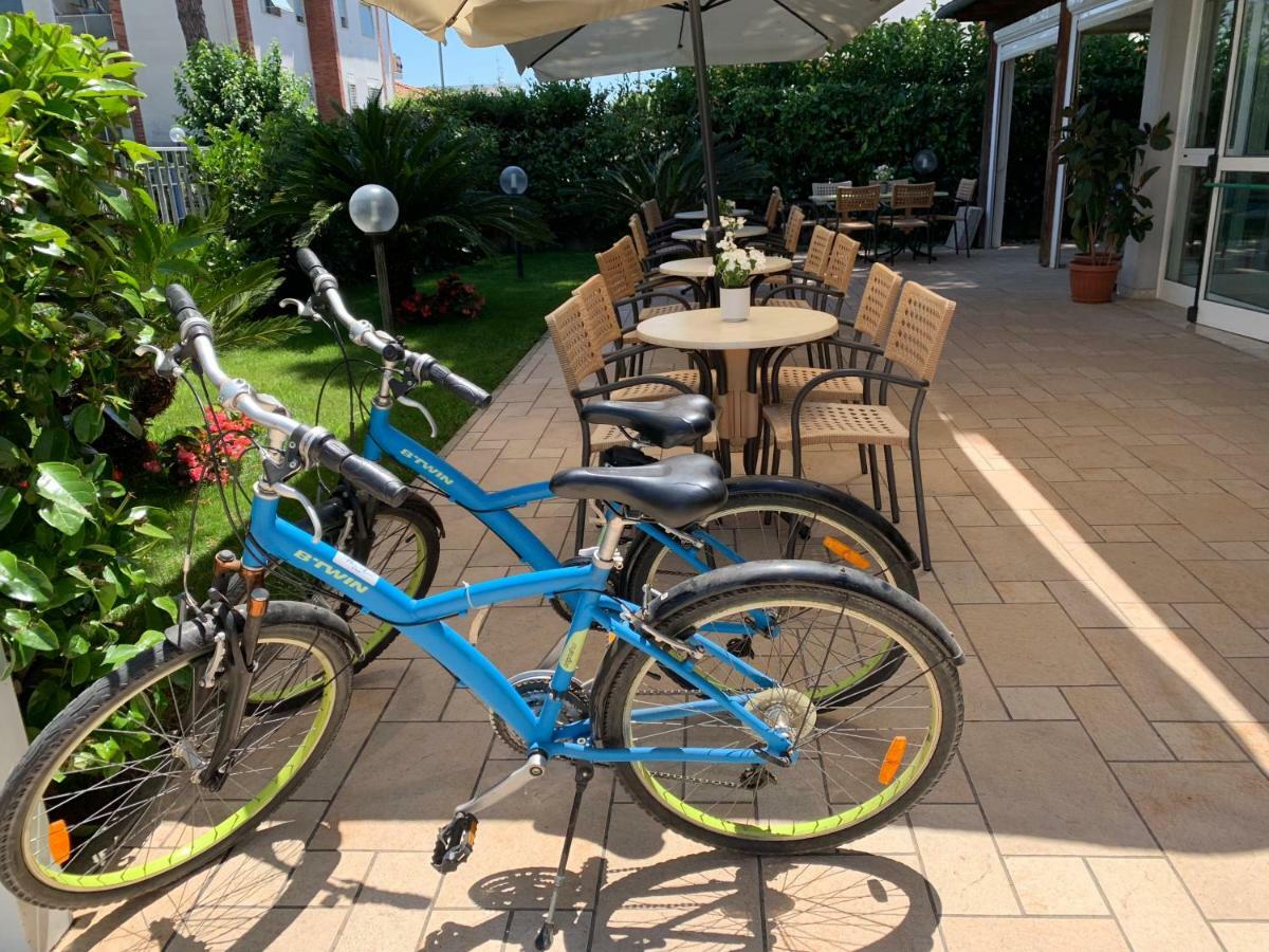Hotel Mare Azzurro Terracina Exterior foto